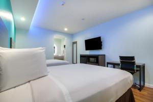 TV a/nebo společenská místnost v ubytování Americas Best Value Inn- Aldine Westfield