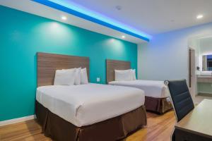 Postel nebo postele na pokoji v ubytování Americas Best Value Inn- Aldine Westfield