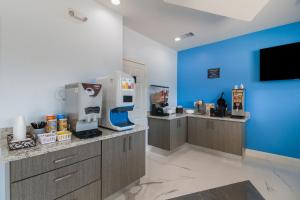 Americas Best Value Inn- Aldine Westfield tesisinde mutfak veya mini mutfak