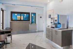 Kuchyň nebo kuchyňský kout v ubytování Americas Best Value Inn- Aldine Westfield