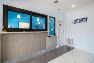 TV a/nebo společenská místnost v ubytování Americas Best Value Inn- Aldine Westfield
