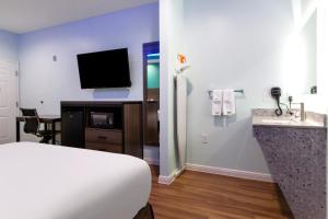 TV a/nebo společenská místnost v ubytování Americas Best Value Inn- Aldine Westfield