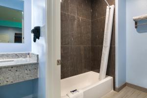 Koupelna v ubytování Americas Best Value Inn- Aldine Westfield
