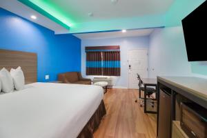 Postel nebo postele na pokoji v ubytování Americas Best Value Inn- Aldine Westfield
