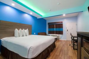 Postel nebo postele na pokoji v ubytování Americas Best Value Inn- Aldine Westfield