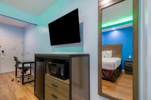 TV a/nebo společenská místnost v ubytování Americas Best Value Inn- Aldine Westfield
