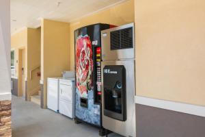 Kuchyň nebo kuchyňský kout v ubytování Americas Best Value Inn- Aldine Westfield