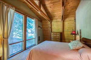 Postel nebo postele na pokoji v ubytování Retro Family Gathering Home in Tahoe Donner