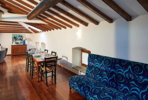 salon ze stołem i kanapą w obiekcie La Casa di Giulia-Family Apartment w mieście Parma +1 zdjęcie