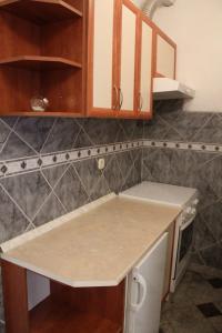 cocina con armarios de madera y encimera en Apartment Pirović, en Turanj