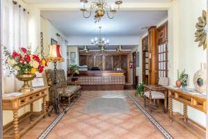 sala de estar con mesa y sillas y vestíbulo en Hotel Sierra de Aracena, en Aracena