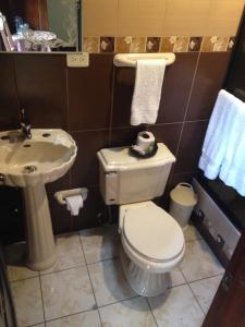 łazienka z toaletą i umywalką w obiekcie La Posada Cuencana Hotel Boutique w mieście Cuenca