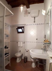 Vonios kambarys apgyvendinimo įstaigoje Alloggio turistico La Casa del Vignola