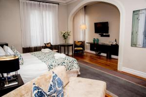 um quarto de hotel com uma cama e um sofá em Casa Bueras Boutique Hotel em Santiago