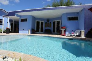 uma piscina em frente a uma casa em Fantasy Island Inn, Caters to Men em Fort Lauderdale