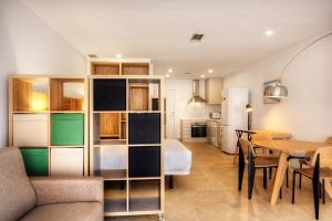 ein Wohnzimmer und ein Esszimmer mit einem Tisch und Stühlen in der Unterkunft Apartaments Lauria in Tarragona