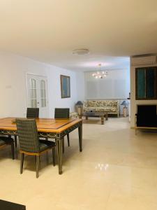 a dining room with a table and chairs and a couch at casa Salou individual in Salou