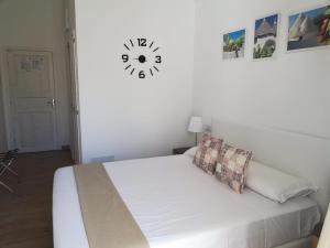 Postel nebo postele na pokoji v ubytování B&B Suites Via del Mare