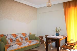 a living room with a couch and a table at Le Moral Apart Hotel in Alanya