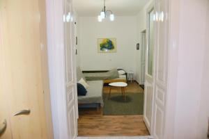 uma sala de estar com um sofá e uma mesa em Citadela em Sombor