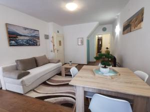 een woonkamer met een bank en een tafel bij A Charming One-bedroom Apartment in the Heart of ‘Rovinj’ in Rovinj