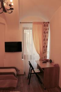 a bedroom with a desk and a window at Corso Comfort Apartments in Sibiu
