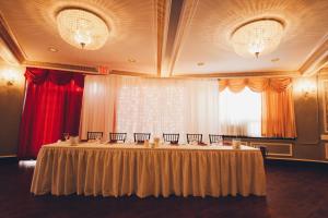 a long table in a room with red curtains at Hotel Moncton in Moncton