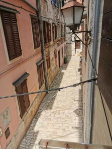 een steegje in een oude stad met een straatlicht bij A Charming One-bedroom Apartment in the Heart of ‘Rovinj’ in Rovinj