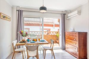 Las Mimosas, familias y parejas - con terraza y parking ...