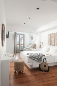 Ένα ή περισσότερα κρεβάτια σε δωμάτιο στο Kissos Luxury Suites
