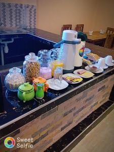 um balcão com comida e frascos de comida em Hostal Nichkito em Uyuni