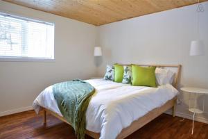 Un pat sau paturi într-o cameră la Le 5 Owl - Lac Brome by Reserver.ca