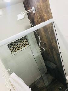 - Ducha a ras de suelo con puerta de cristal en Loft Palácio de Cristal, en Petrópolis