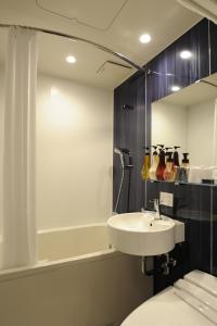 The BREAKFAST HOTEL MARCHE Ishigaki Island的一间浴室