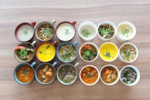un groupe de bols remplis de différents types de denrées alimentaires dans l'établissement The BREAKFAST HOTEL MARCHE Ishigaki Island, à Ishigaki