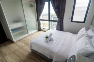 - une chambre dotée d'un lit avec une bougie dans l'établissement Kenwingston Square Garden By IdealHub, à Cyberjaya 97 autres photos