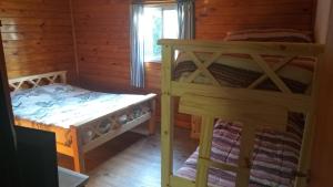 a bedroom with two bunk beds and a window at Cabañas Al Río Delta Tigre in Tigre