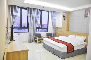 een hotelkamer met een bed en een aantal ramen bij Ngoại Thương Hotel Từ Sơn Bắc Ninh in Bình Ha