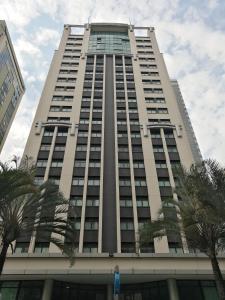 un edificio alto con palme di fronte di WYN Berrini SP a San Paolo