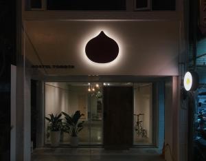 een licht op de top van een gebouw 's nachts bij Hostel Tomato 番茄溫泉青旅 in Jiaoxi