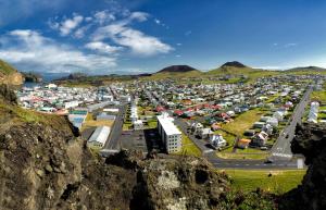 widok z powietrza na port w mieście w obiekcie Hotel Vestmannaeyjar w mieście Vestmannaeyjar