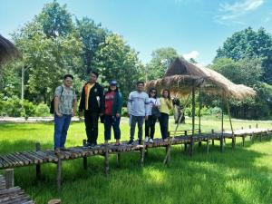 een groep mensen die op een houten brug staan bij Supalai Pasak Resort Hotel And Spa in Kaeng Khoi