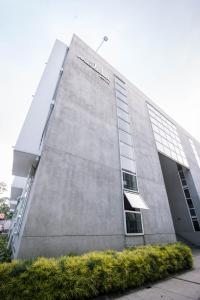 مالاكا هوتل باندونغ في باندونغ: مبنى خرساني كبير بنوافذ على جانبه