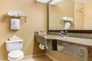 Koupelna v ubytování Quality Suites Sherman