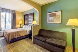 Postel nebo postele na pokoji v ubytování Quality Suites Sherman