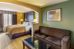 Postel nebo postele na pokoji v ubytování Quality Suites Sherman