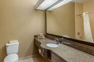 Koupelna v ubytování Quality Suites Sherman