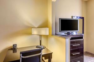 TV a/nebo společenská místnost v ubytování Quality Suites Sherman
