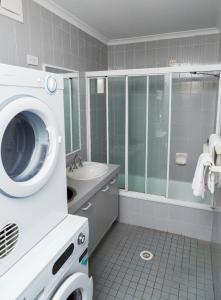 y baño con lavabo y lavadora. en Crystal Beachfront Apartments en Gold Coast
