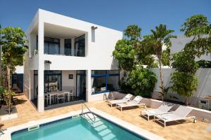 una imagen de una casa con piscina en Villas de la Marina en Playa Blanca